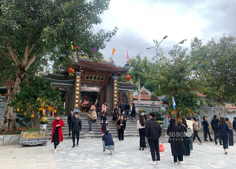 Đền Bảo Hà ở xã Bảo Hà (huyện Bảo Yên, tỉnh Lào Cai) không chỉ được biết đến là Di tích lịch sử - văn hóa nổi tiếng trong cả nước mà nơi đây còn là địa chỉ du lịch tâm linh hấp dẫn du khách thập phương.