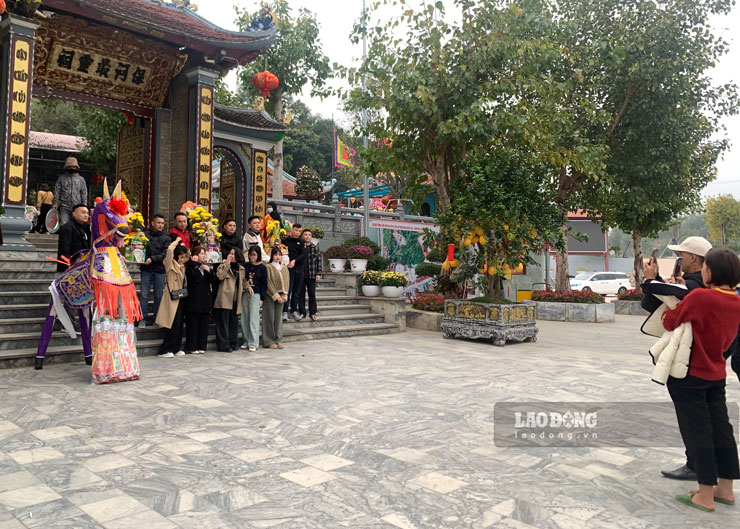 Việc dâng lễ thờ thần Hoàng Bảy để cầu công danh và tài lộc đã trở thành một tín ngưỡng của giới trẻ. Ảnh: Đinh Đại