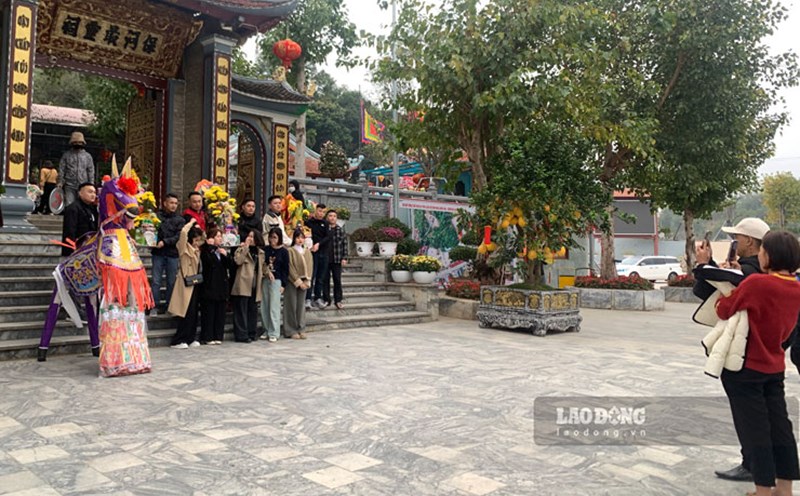 Việc dâng lễ thờ thần Hoàng Bảy để cầu công danh và tài lộc đã trở thành một tín ngưỡng của giới trẻ. Ảnh: Đinh Đại