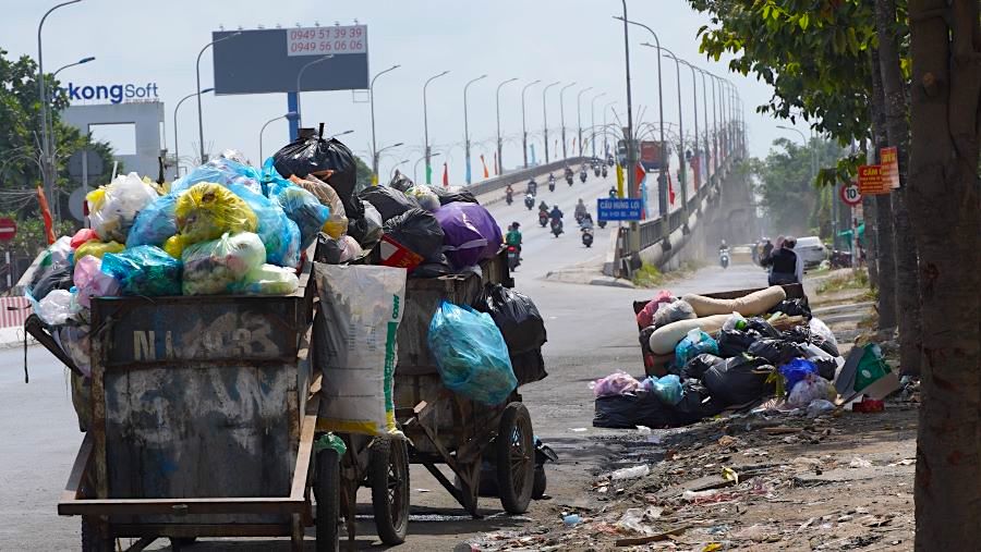 Cùng thời điểm này, tại khu vực dưới chân cầu Hưng Lợi (đường Nguyễn Văn Linh, quận Ninh Kiều) - nơi được xem là cửa ngõ chính dẫn vào trung tâm thành phố, nhiều xe rác tập kết khiến người dân ngán ngẩm.