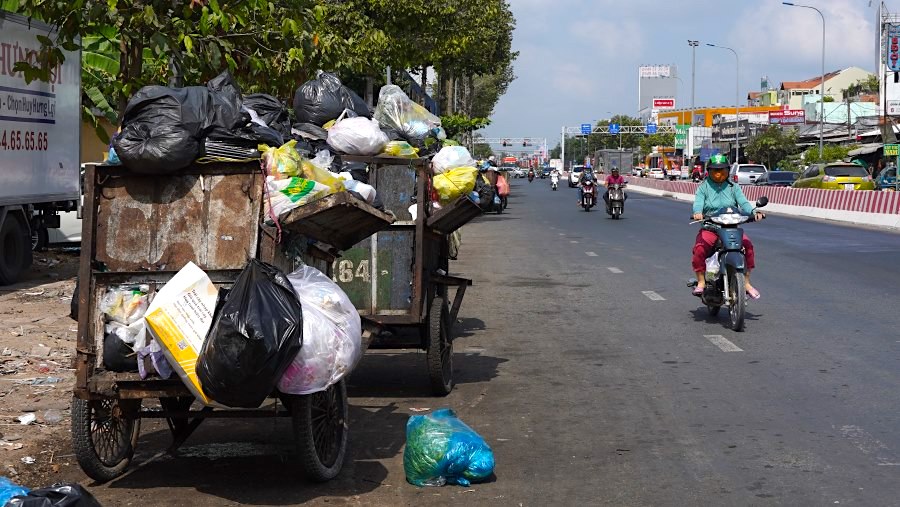 Việc tập kết rác ngay trên tuyến đường lớn, đông người dân sinh sống đã làm ảnh hưởng trực tiếp đến sức khoẻ, đời sống sinh hoạt của bà con nơi đây.