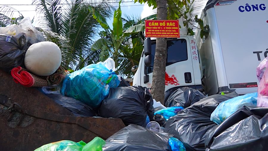 Mặc dù có biển “cấm đổ rác” nhưng dường như vẫn không được mọi người quan tâm. Thậm chí, nhiều người còn xem đây là điểm đổ rác trộm quen thuộc.
