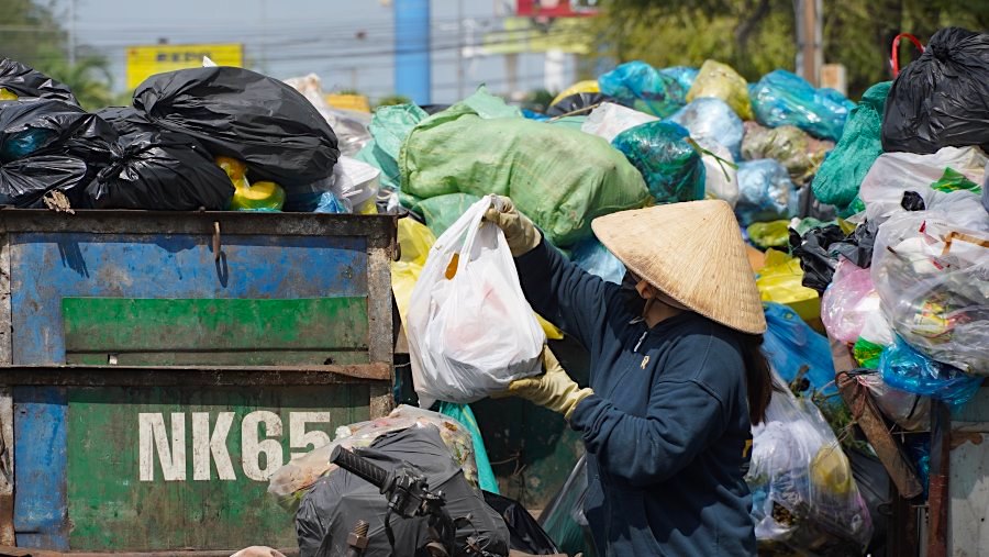 Quan sát thấy, những người thu gom đã tích cực dọn rác. Tuy nhiên, lượng rác thải quá tải khiến họ khó khắc phục triệt để tình trạng này.