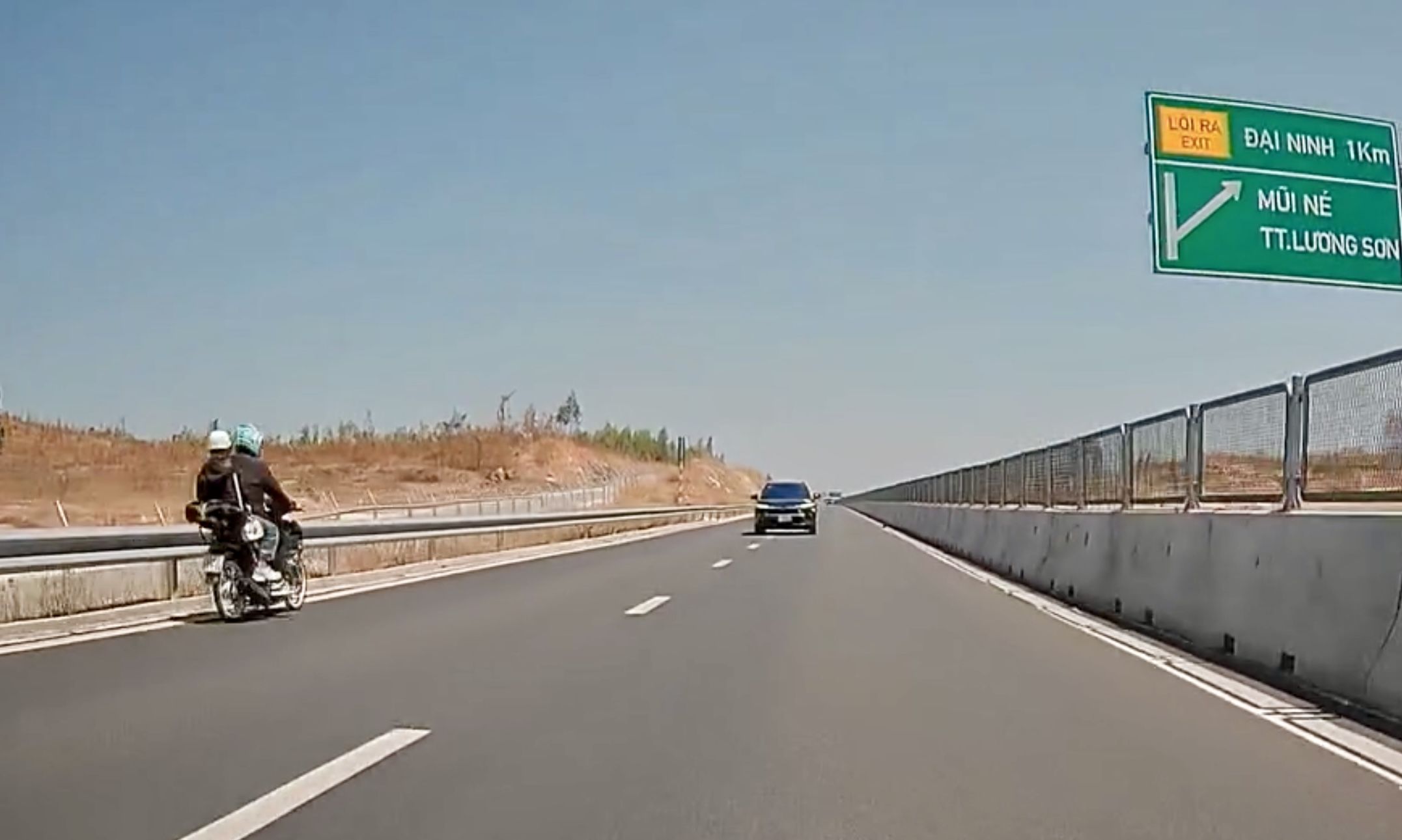 Một xe máy chạy ngược chiều trên cao tốc Vĩnh Hảo - Phan Thiết, sát các ô tô. Ảnh: NDCC