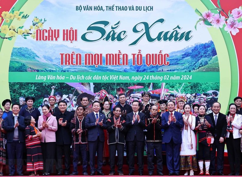 Chủ tịch nước Võ Văn Thưởng và các đại biểu với đại diện đồng bào các dân tộc Việt Nam. Ảnh: Thống Nhất 