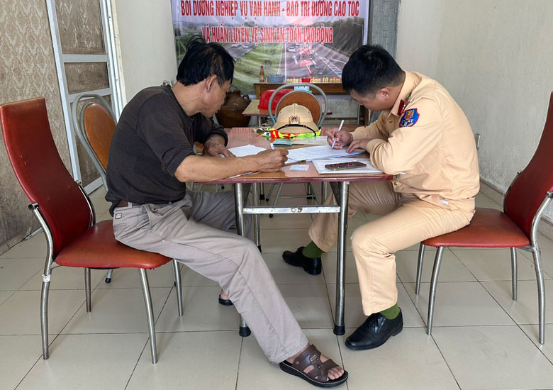 Lực lượng chức năng làm việc với ông Nguyễn Đình Ngh. Ảnh: Cục CSGT cung cấp