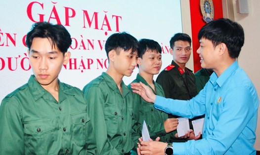 Ông Bùi Hoài Nam- Chủ tịch LĐLĐ Khánh Hòa tặng quà động viên con đoàn viên lên đường nhập ngũ. Ảnh: Phương Linh