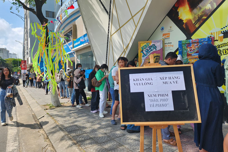 Rạp chiếu phim dán thông báo mời khách xếp hàng. Ảnh: Thùy Trang
