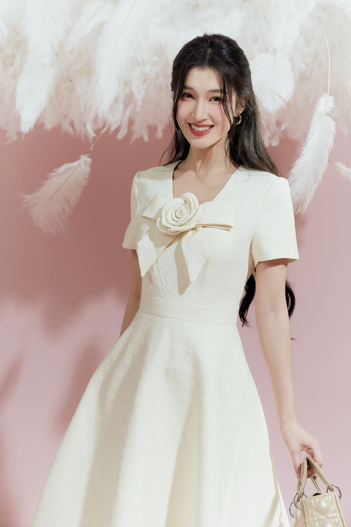 Á hậu Phương Nhi nổi bật trong bộ sưu tập Limited mới nhất cho mùa Xuân/Hè 2024 từ nhà mốt Sixdo. Cô thu hút ánh nhìn với nhan sắc rực rỡ. 