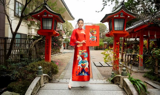 Hoa hậu Ngọc Hân giới thiệu áo dài lấy cảm hứng từ tranh Kim Hoàng. Ảnh: Lê Trọng