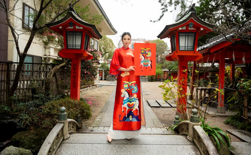 Hoa hậu Ngọc Hân giới thiệu áo dài lấy cảm hứng từ tranh Kim Hoàng. Ảnh: Lê Trọng