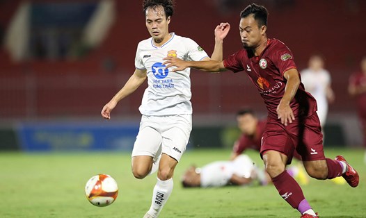 Nam Định (áo trắng) thất bại trên sân của Bình Định. Ảnh: Nam Định FC
