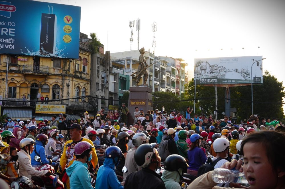Ở khu vực vòng xoay Phan Đình Phùng, hàng trăm người dân đứng chên nhau chờ đón đoàn diễu hành đi qua. Ai cũng tỏ ra vô cùng hào hứng, phấn khởi.