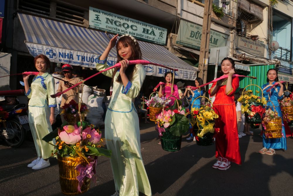   Đa phần những người tham gia buổi diễu hành đều thuộc cộng đồng người Hoa tại Quận 5 và Quận 6.