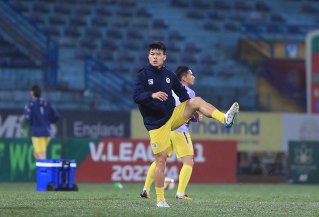 Cầu thủ Hà Nội FC khởi động trước trận. Ảnh: Minh Dân 