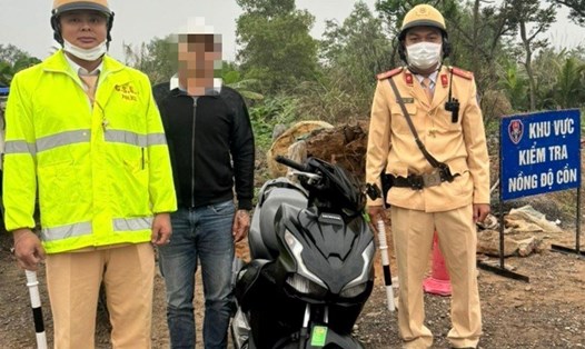 Trạm CSGT Lưu Kiếm phát hiện xe máy bị trộm cắp tại km7-200 QL10 địa bàn huyện Thuỷ Nguyên và bàn giao cho ông G. chủ xe (áo đen). Ảnh: Công an Hải Phòng