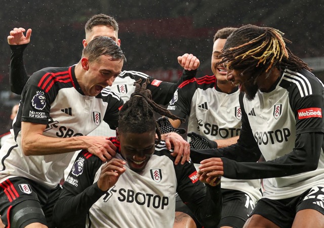 Các cầu thủ Fulham ăn mừng bàn thắng thứ 2. Ảnh: FulhamFC 