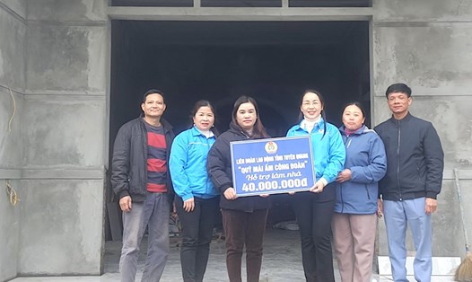 Lãnh đạo LĐLĐ huyện Chiêm Hoá trao hỗ trợ cho gia đình đoàn viên Lương Thị Viễn. Ảnh: Đào Luyên