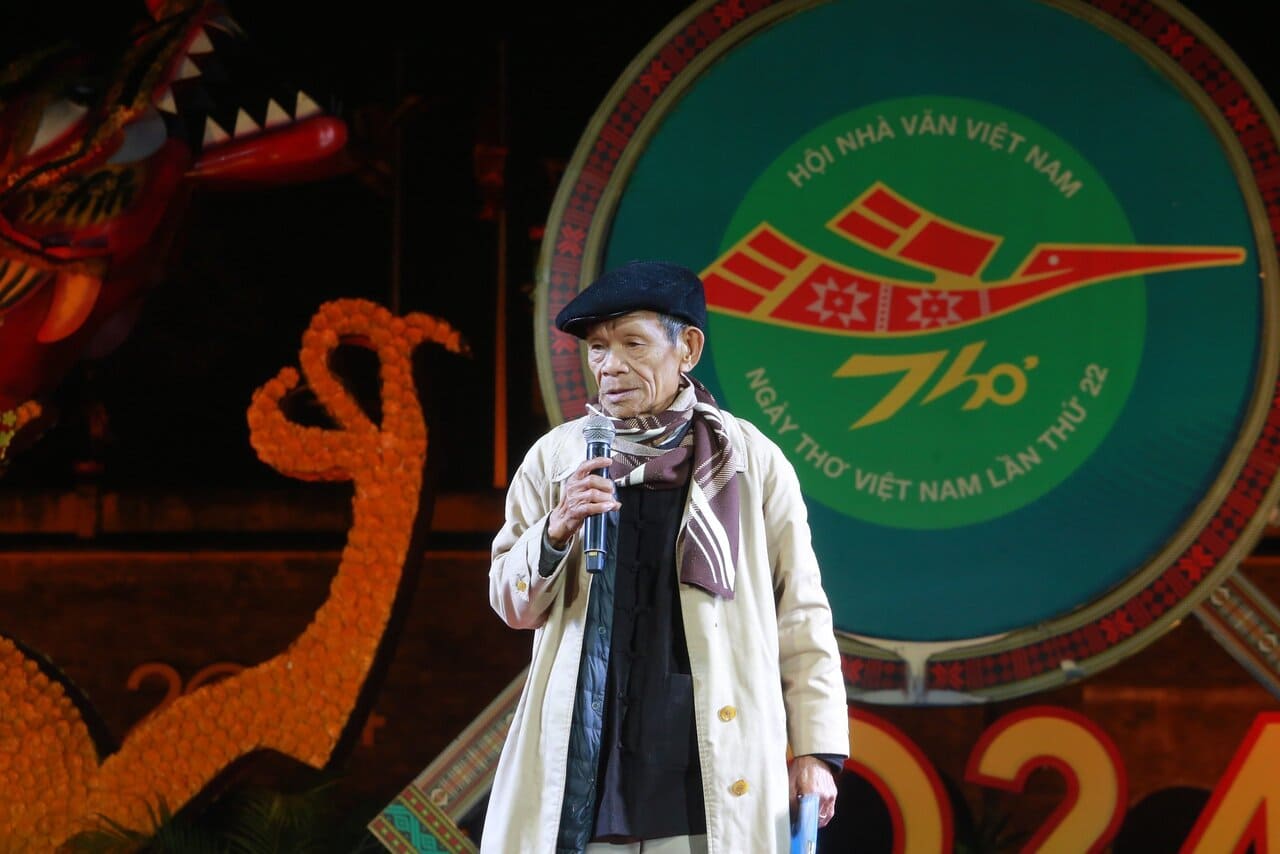 Nhà thơ Pờ Sảo Mìn (Dân tộc Pa Dí –  tỉnh Lào Cai) 81 tuổi, trình bày bài thơ “Con trai người Pa Dí“. 