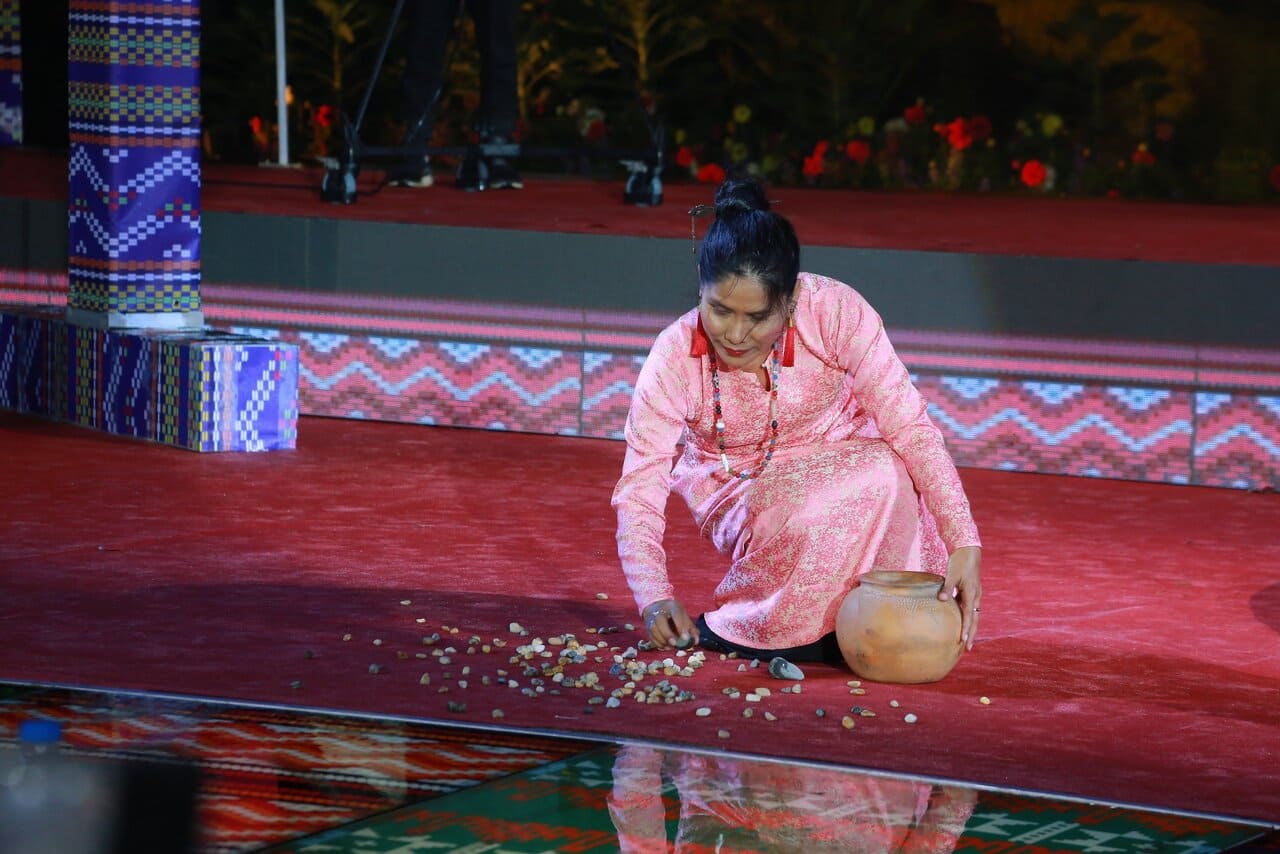 Nhà thơ Kiều Mai Ly (Dân tộc Chăm) mặc trang phục truyền thống, đọc bài thơ “Hồn du mục“.  