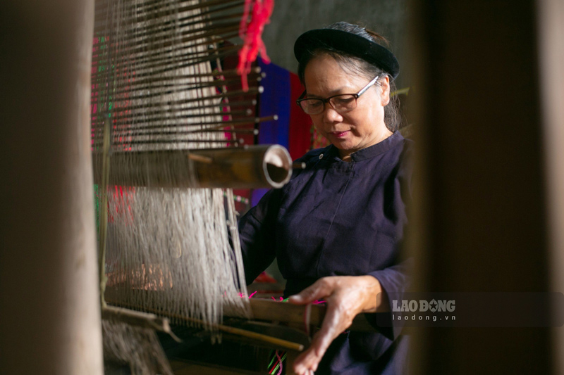 Với mong muốn lưu giữ nghề truyền thống, nhiều năm bà đã mở lớp dạy và chỉ bảo nghề miễn phí. Tranh thủ những lúc nông nhàn, bà truyền dạy cho các học viên kỹ thuật dệt vải.