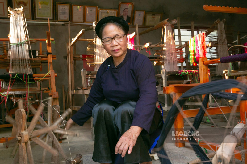 48 năm gắn bó với khung cửi, từng truyền dạy kỹ thuật dệt thổ cẩm, dệt các sản phẩm phục vụ sinh hoạt gia đình cho nhiều thế hệ, bà Nông Thị Thược (63 tuổi, người xã Ngọc Đào) hiện là nghệ nhân dệt thổ cẩm duy nhất ở Cao Bằng còn lưu giữ đầy đủ nhất các kỹ thuật làm nghề.