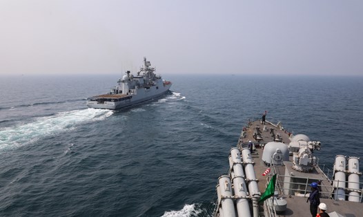 Tàu chiến INS Beas di chuyển gần tàu chiến INS Trikand trên biển ở Mumbai, Ấn Độ, ngày 3.11.2023. Ảnh: NurPhoto