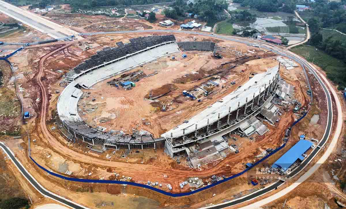 Trong khi đó, sân vận động Thái Nguyên mới đang được xây dựng tại xã Phúc Trìu (TP Thái Nguyên) trên diện tích hơn 15 ha, quy mô 22.000 chỗ ngồi đảm bảo tiêu chuẩn 1 sân bóng đá quốc tế, tổng mức đầu tư hơn 535 tỉ đồng. Dự kiến công trình sẽ đưa vào sử dụng trong tháng 10.2024.