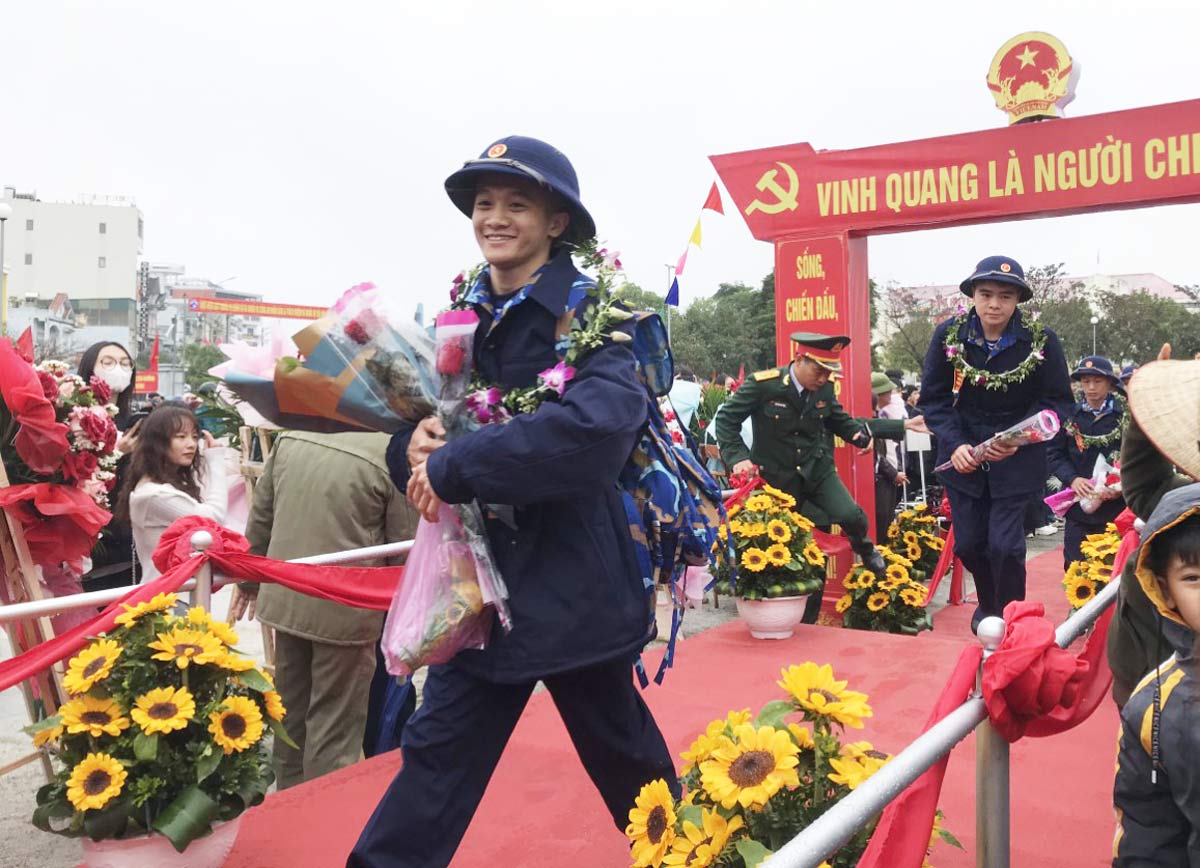 Hơn 2.100 thanh niên của Quảng Ninh lên đường nhập ngũ. Ảnh: Thế Nam
