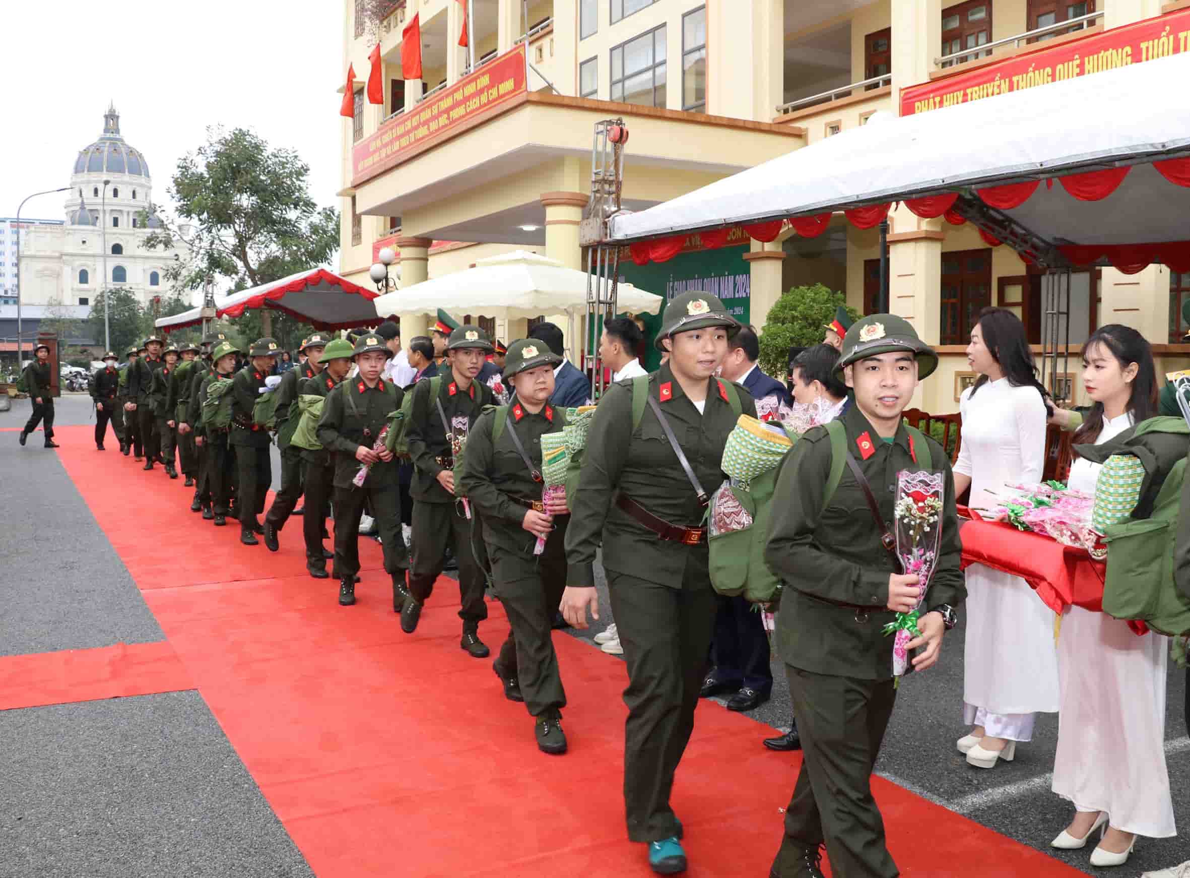 Theo đó, lễ giao nhận quân năm nay được các địa phương tại Ninh Bình tổ chức trang trọng, thực sự là ngày hội của tuổi trẻ. Ảnh: Nguyễn Trường