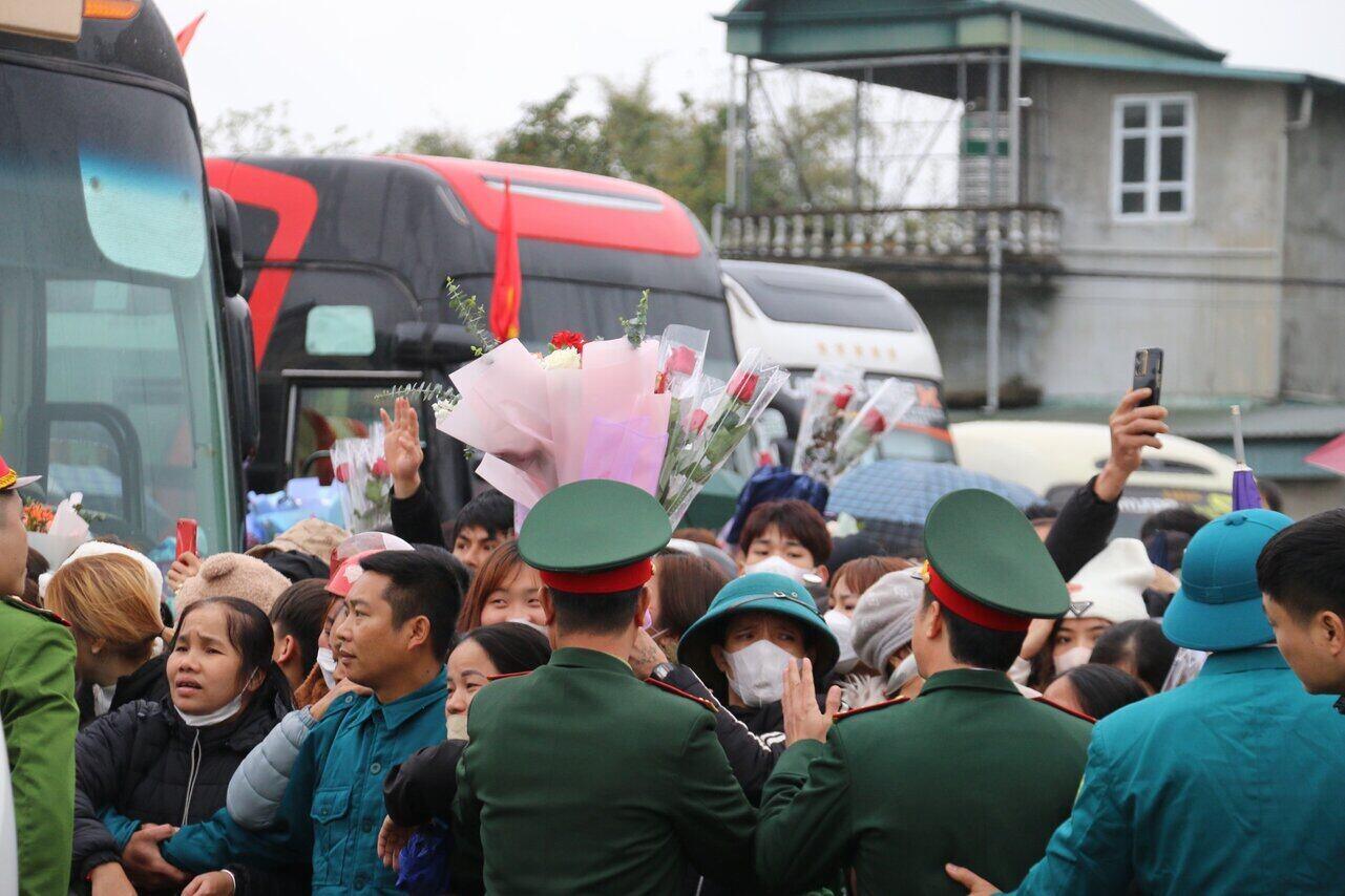 Thời điểm các tân binh lên xe về đơn vị mới, nhiều người dân đã lao đến gần để tặng hoa, quà, khiến lực lượng chức năng vô cùng vất vả để đảm bảo an ninh. Ảnh: Khánh Linh