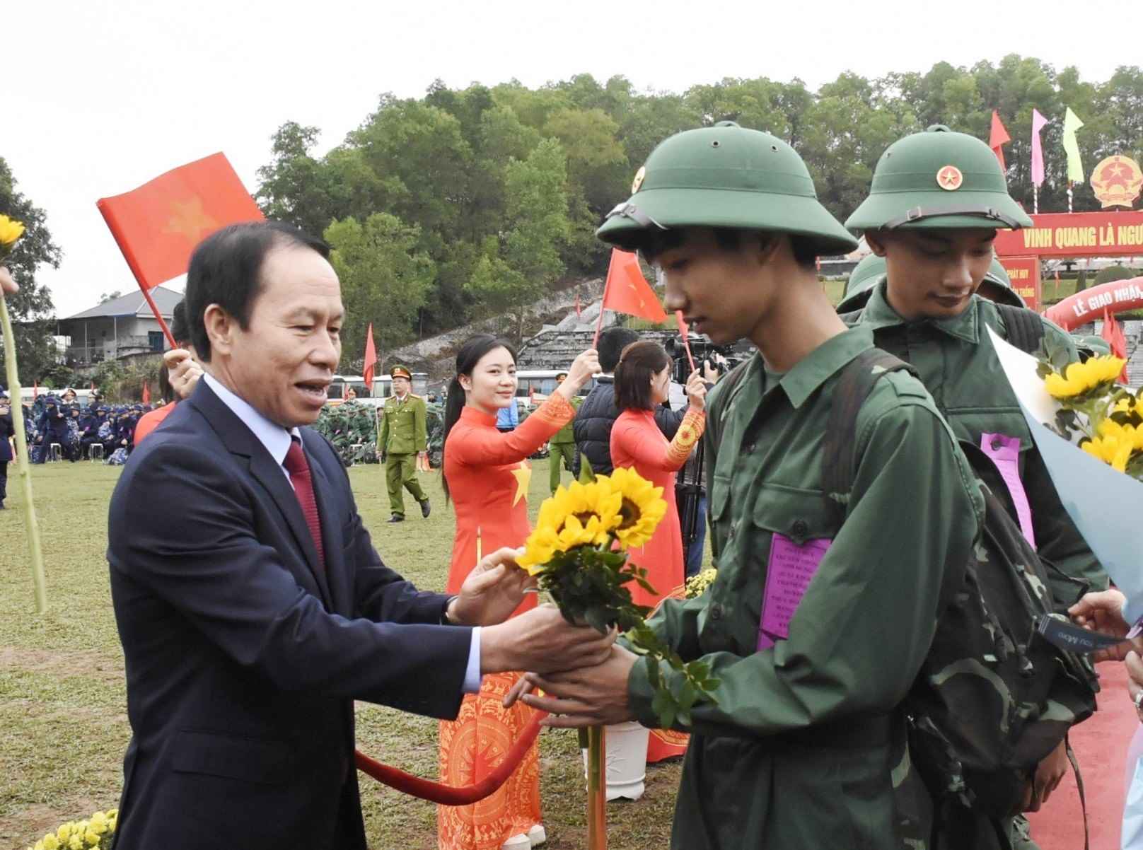 Tại huyện Thuỷ Nguyên, Bí thư Thành uỷ Lê Tiến Châu dự lễ giao quân, động viên, tặng hoa tân binh trước giờ lên đường nhập ngũ. 