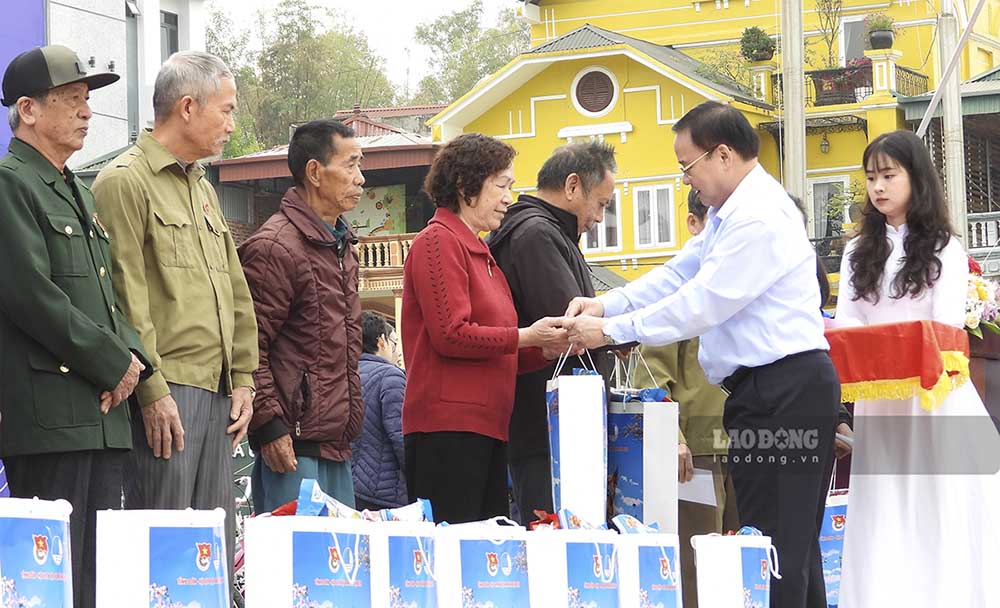 Cũng tại buổi lễ, Ban tổ chức đã trao tặng nhiều phần quà cho các hộ nghèo, gia đình chính sách, người có công trên địa bàn tỉnh Điện Biên.