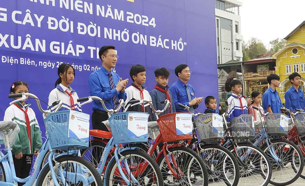 Trao tặng xe đạp cho các em học sinh có hoàn cảnh khó khăn.