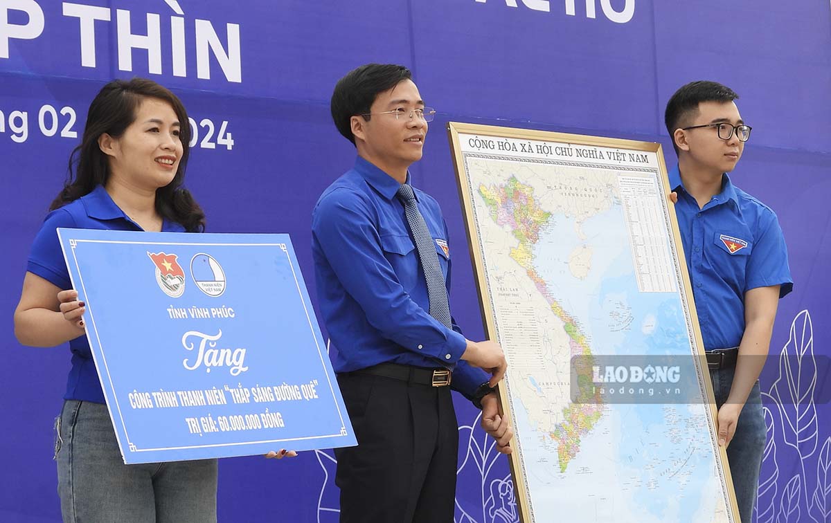 Trao tặng công trình thanh niên (03 công trình) - Trao tặng 8.000 cây xanh - Trao tặng bản đồ Việt Nam 