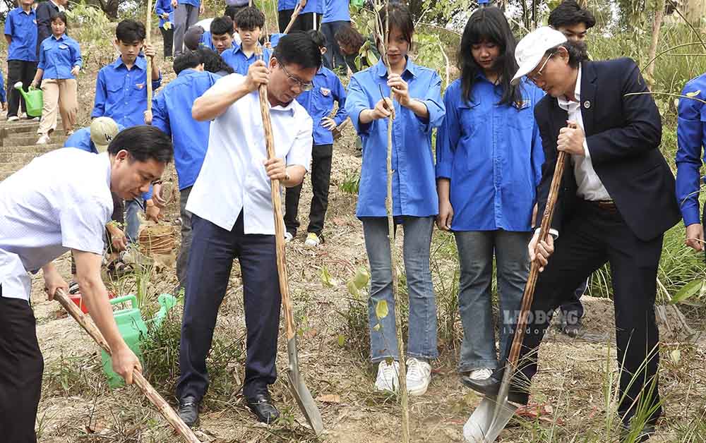 Ngay sau Lễ khởi động Tháng Thanh niên và phát động Tết trồng cây năm 2024. Các đại biểu và đoàn viên, thanh niên đã tiến hành trồng hơn 60 cây hoa ban tại Trung tâm đề kháng Him Lam, TP Điện Biên Phủ.