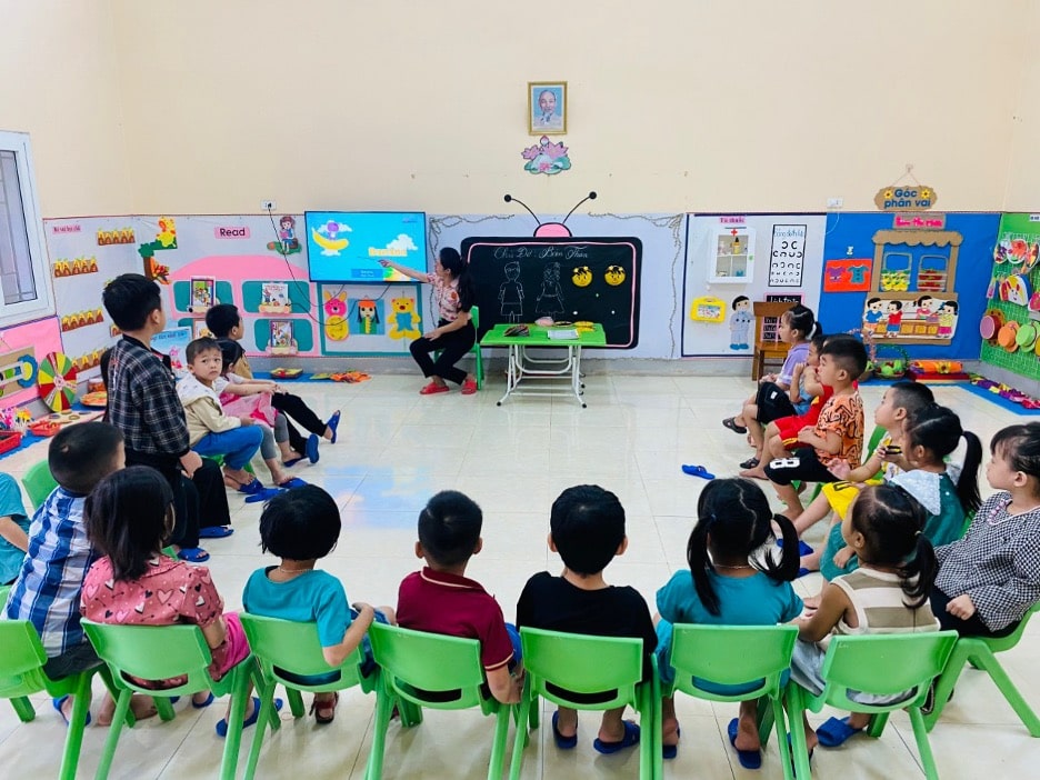 Có cần thiết đưa giáo viên mầm non vào nhóm ngành nghề nặng nhọc, độc hại? Ảnh: Anh Thư