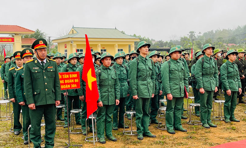 Các tân binh Yên Bái trước giờ lên xe về đơn vị mới. 