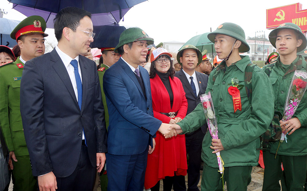  Phó Bí thư Thường trực Tỉnh ủy Yên Bái Tạ Văn Long động viên các tân binh lên đường nhập ngũ.