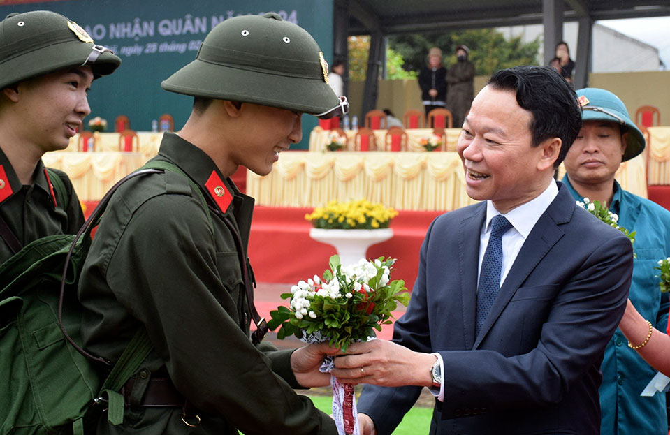 Bí thư Tỉnh ủy Yên Bái Đỗ Đức Duy tặng hoa chúc mừng và động viên các tân binh lên đường nhập ngũ