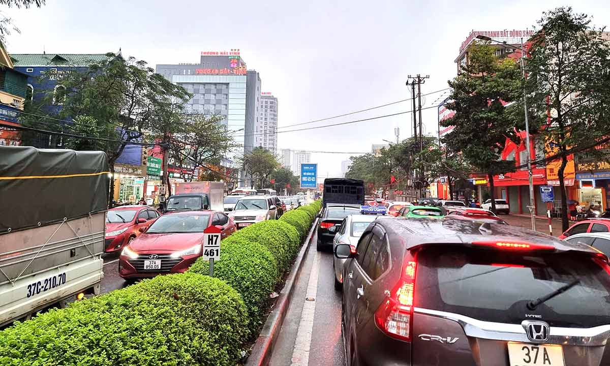 Tình trạng ùn tắc giao thông xảy ra tại đường Lê Lợi (TP. Vinh, Nghệ An). Ảnh: Quang Đại