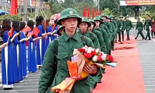 Các thanh niên tại Thái Nguyên lên đường nhập ngũ. Ảnh: Thưởng Nguyễn