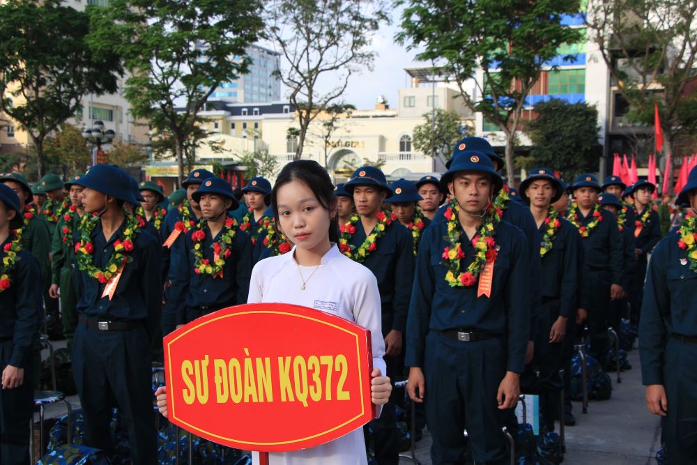 Trong đó có 1.058 công dân (trong đó có 8 nữ) vào các đơn vị quân đội; 298 công dân được giao cho Bộ Công an và Công an TP Đà Nẵng.