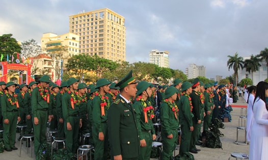 Công dân quận Hải Châu tại lễ tòng quân. Ảnh: Văn Trực