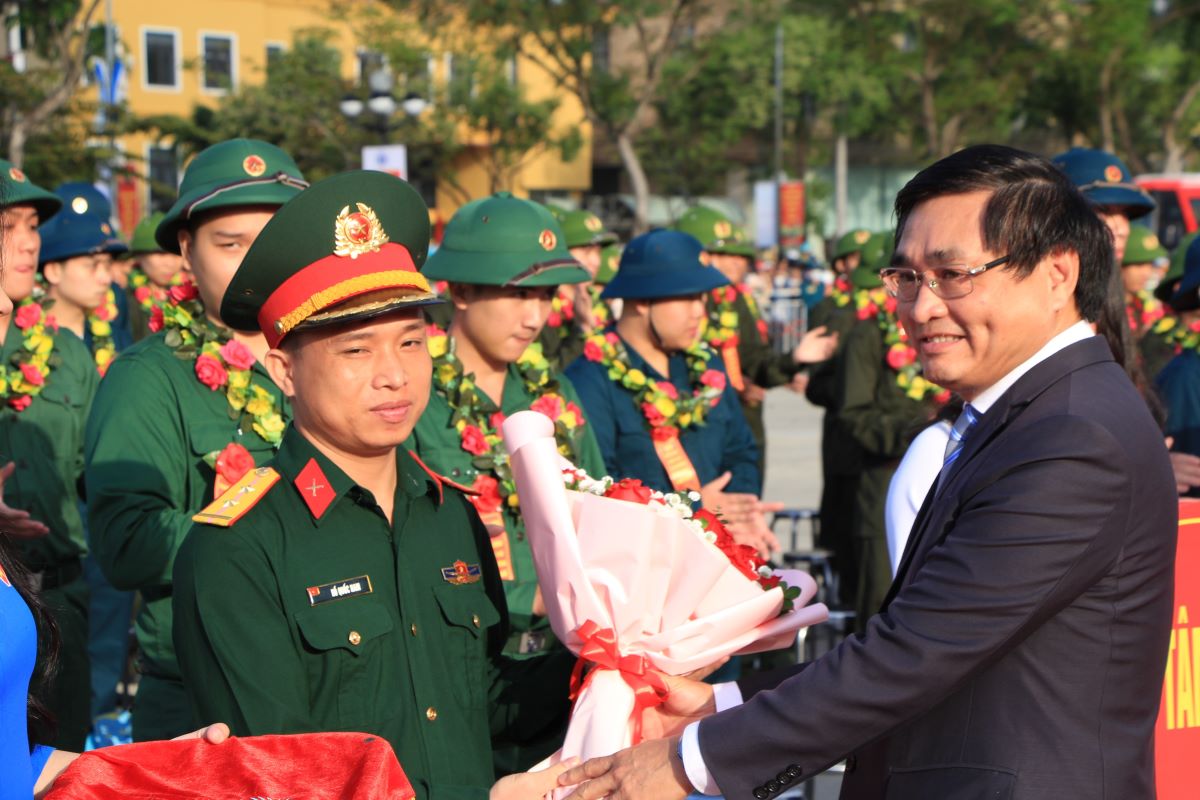 Tham dự buổi lễ, ông Nguyễn Thành Tiến, Trưởng Ban Đô thị HĐND TP Đà Nẵng tặng hoa cho các đơn vị nhận quận và động viên các công nhân nhập ngũ.