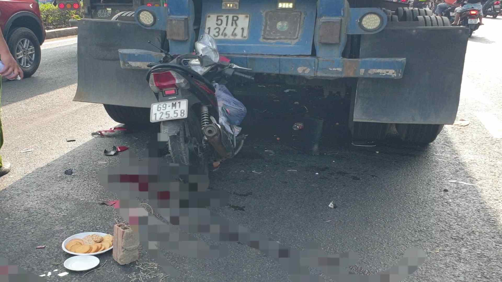 Hiện trường vụ tai nạn xe máy tông đuôi container khiến người đàn ông tử vong. Ảnh: Bạn đọc cung cấp