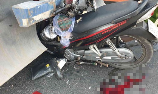 Hiện trường vụ tai nạn xe máy tông đuôi container khiến người đàn ông tử vong. Ảnh: Bạn đọc cung cấp