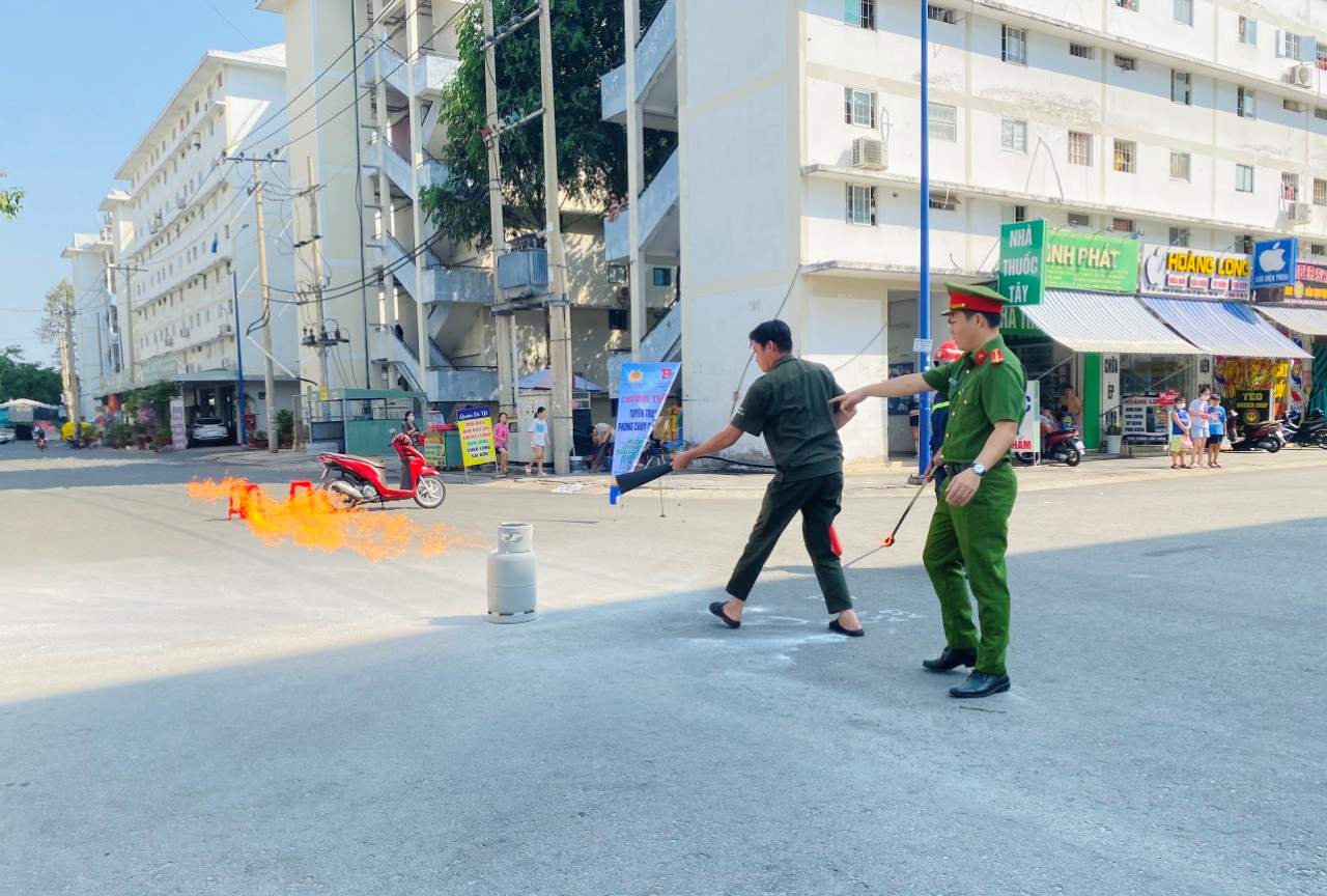 Tuyên truyền phòng cháy chữa cháy đến người lao động, cùng xây dựng khu nhà ở xã hội an toàn. Ảnh: Tấn Cường