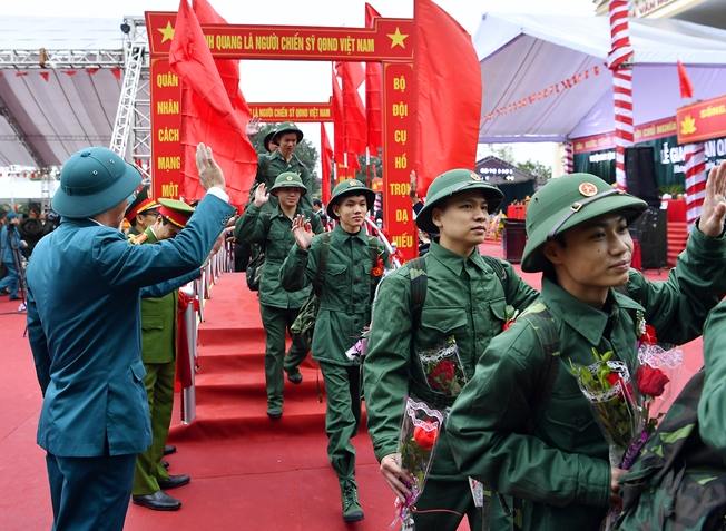 Thanh niên ở huyện Kim Động, tỉnh Hưng Yên lên đường nhập ngũ ngày 25.2. Ảnh: Bộ Quốc phòng.
