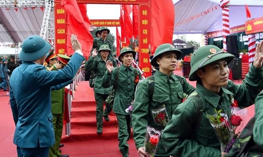 Thanh niên ở huyện Kim Động, tỉnh Hưng Yên lên đường nhập ngũ ngày 25.2. Ảnh: Bộ Quốc phòng.
